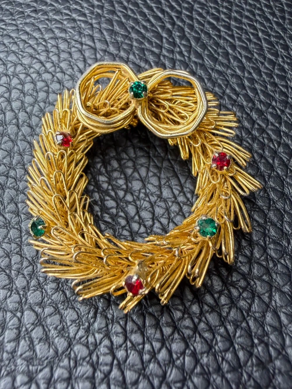 Vintage Gold Tone Wire Christmas Wreath Brooch Pin Green & Red Rhinestones 1.5